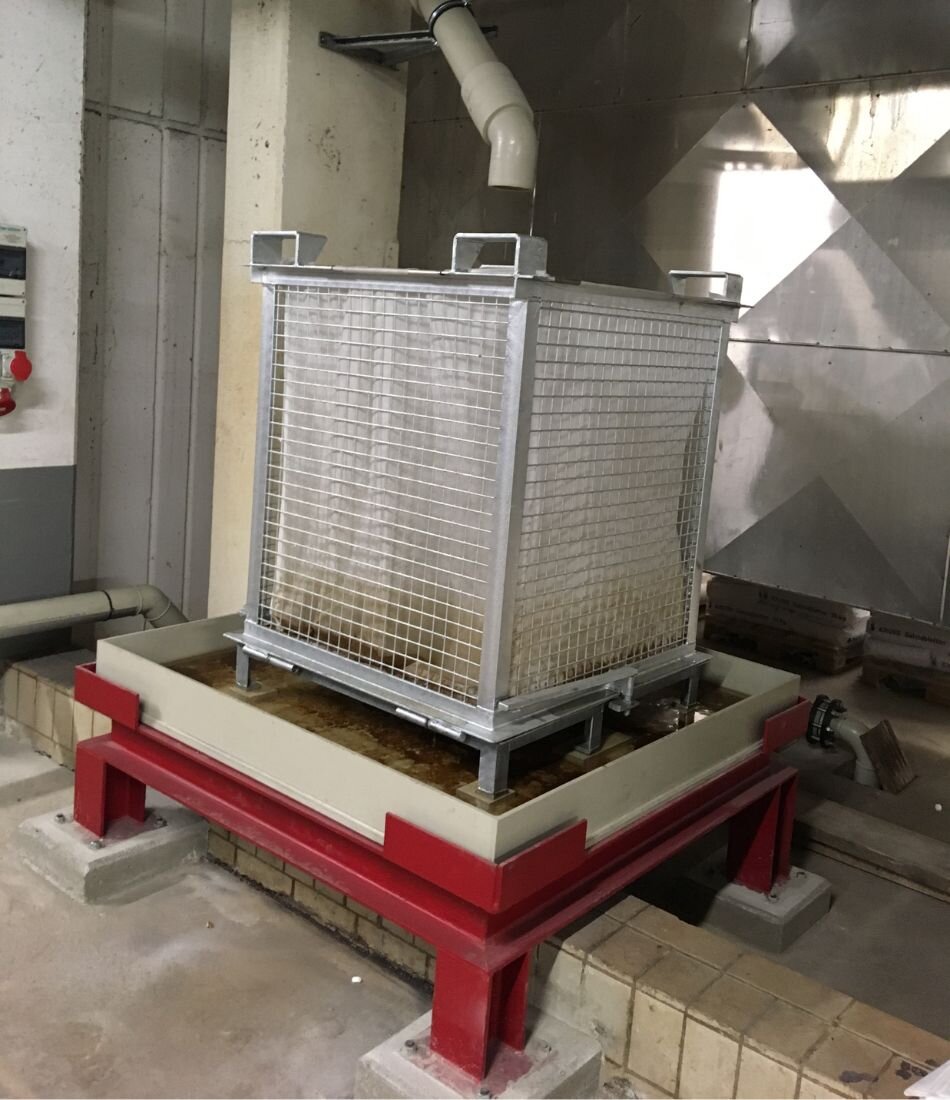Sludge dewatering device for industrial filters