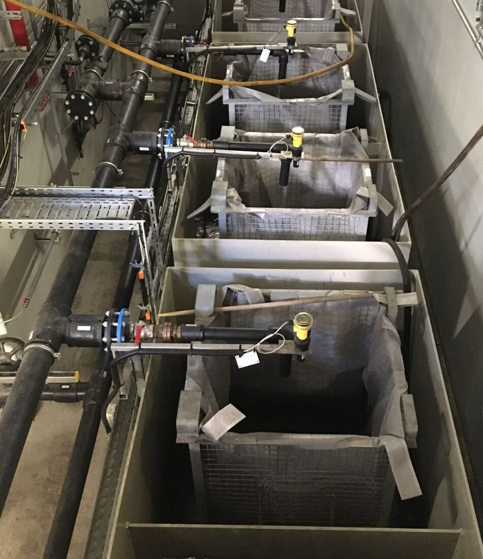 Sludge dewatering device for industrial filters
