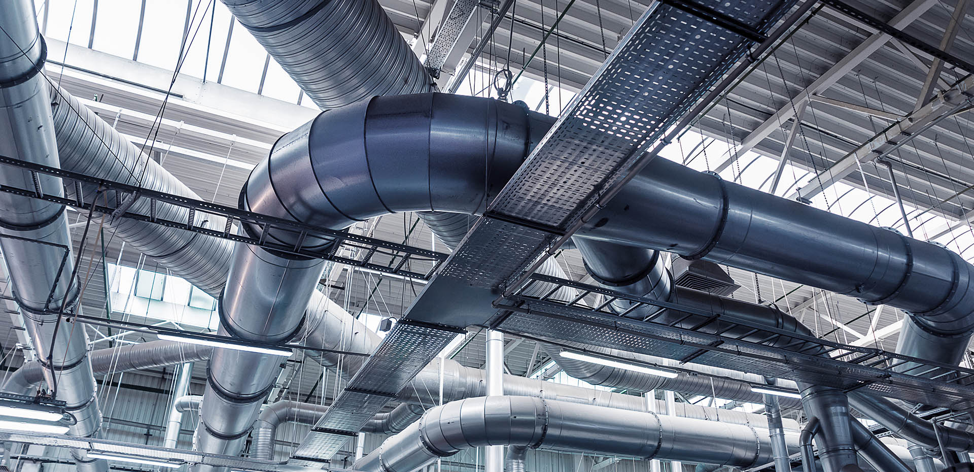 Roehren an der Decke in der Gebaeudetechnik