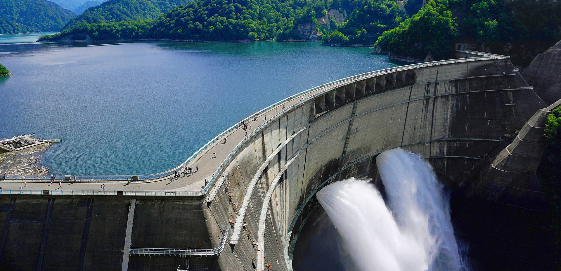 ein Damm lässt klares Wasser gefiltert durch